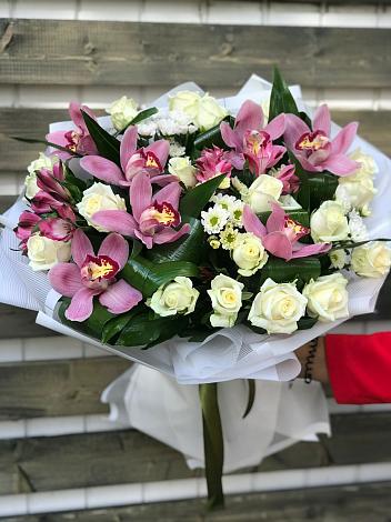 Букет цветов из: Розы и Хризантемы в Коммаяке