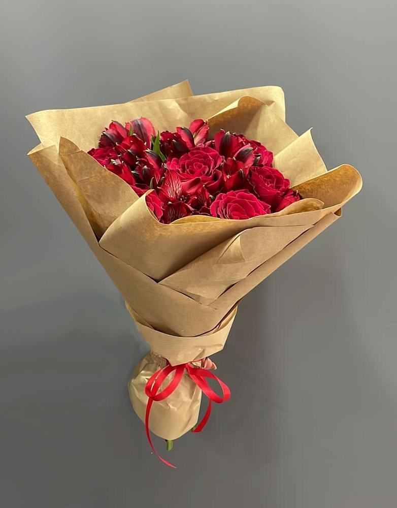 Букет цветов из: Альстромерии и Розы в Коммаяке