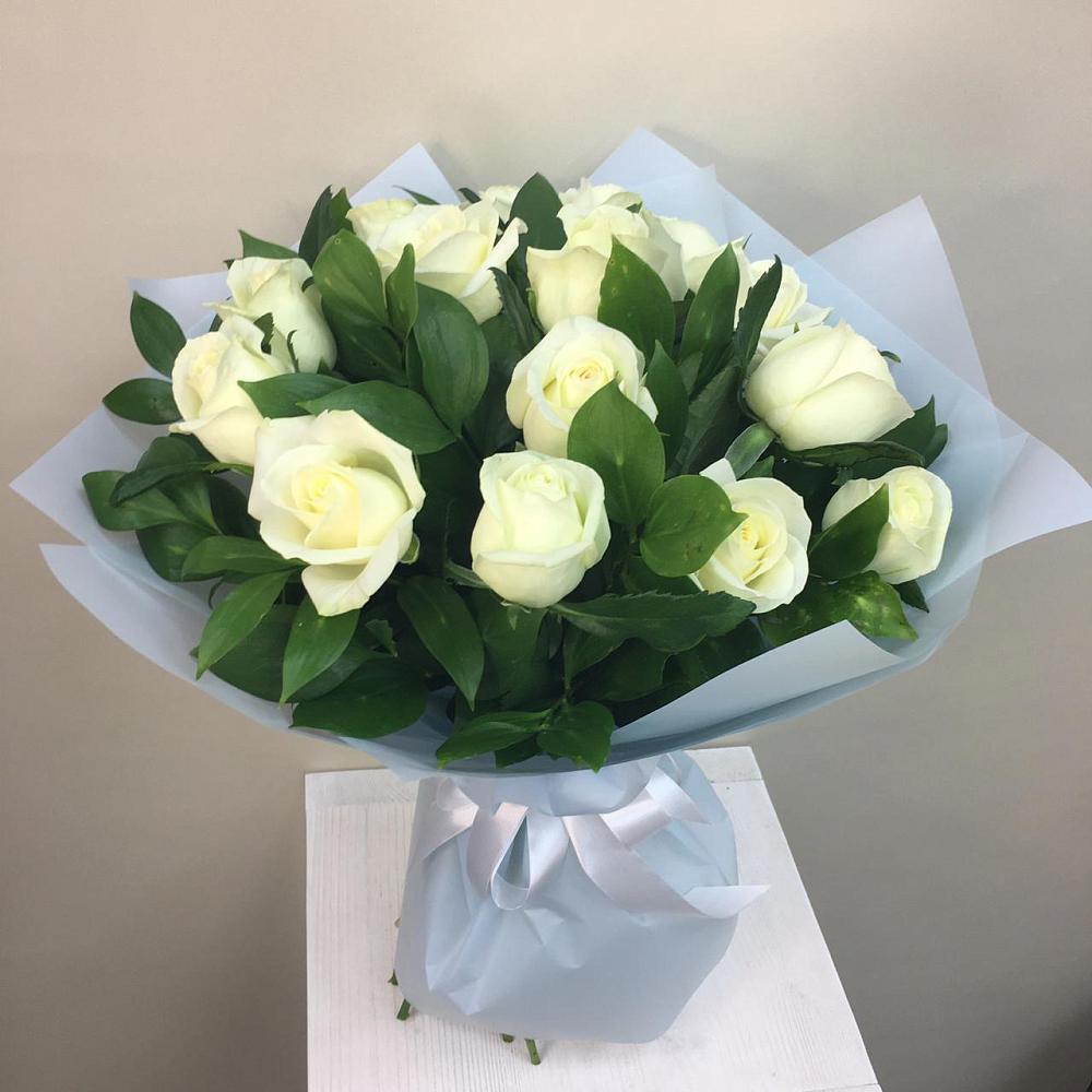 Букет 15 Белых роз Проуд в Коммаяке