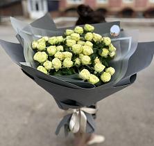Букет Белые кустовые розы Солинеро в Коммаяке
