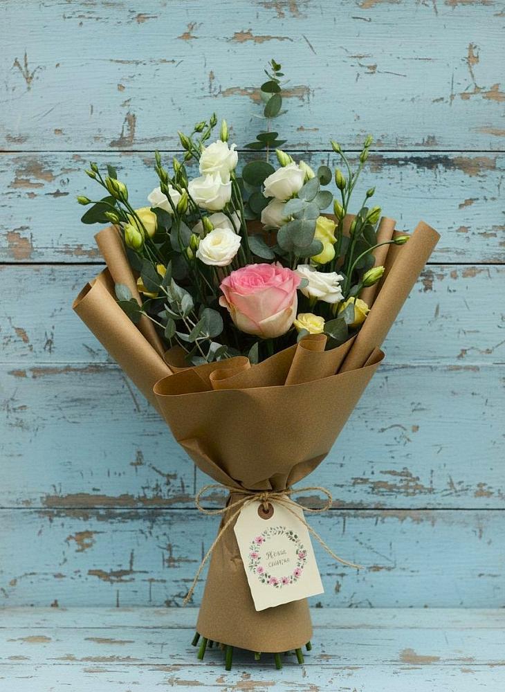 Букет цветов из: Розы и Лизиантусы в Коммаяке