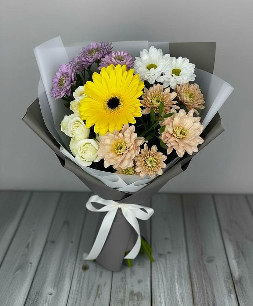 Букет цветов из: Розы, Герберы и Хризантемы в Коммаяке