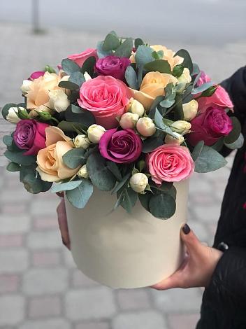 Цветочная композиция из Розы в шляпной коробке в Коммаяке