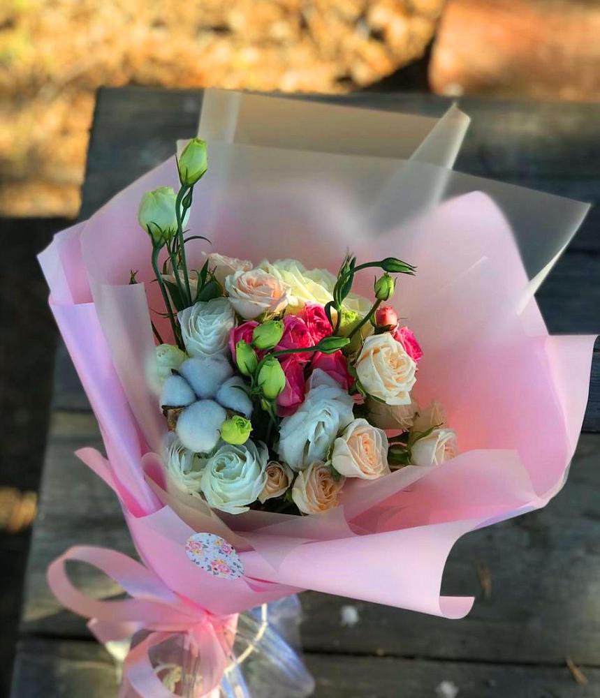 Букет цветов из: Розы и Лизиантусы в Коммаяке