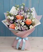 Букет цветов из:  Лизиантусы, Розы, Альстромерии и Гипсофила в Коммаяке