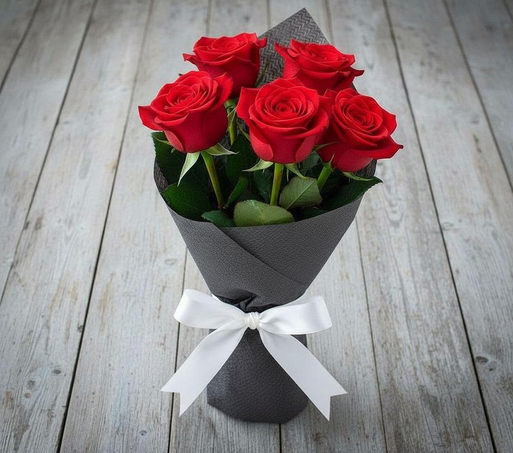 Букет 5 Красных роз Эдлесс Лав в Коммаяке