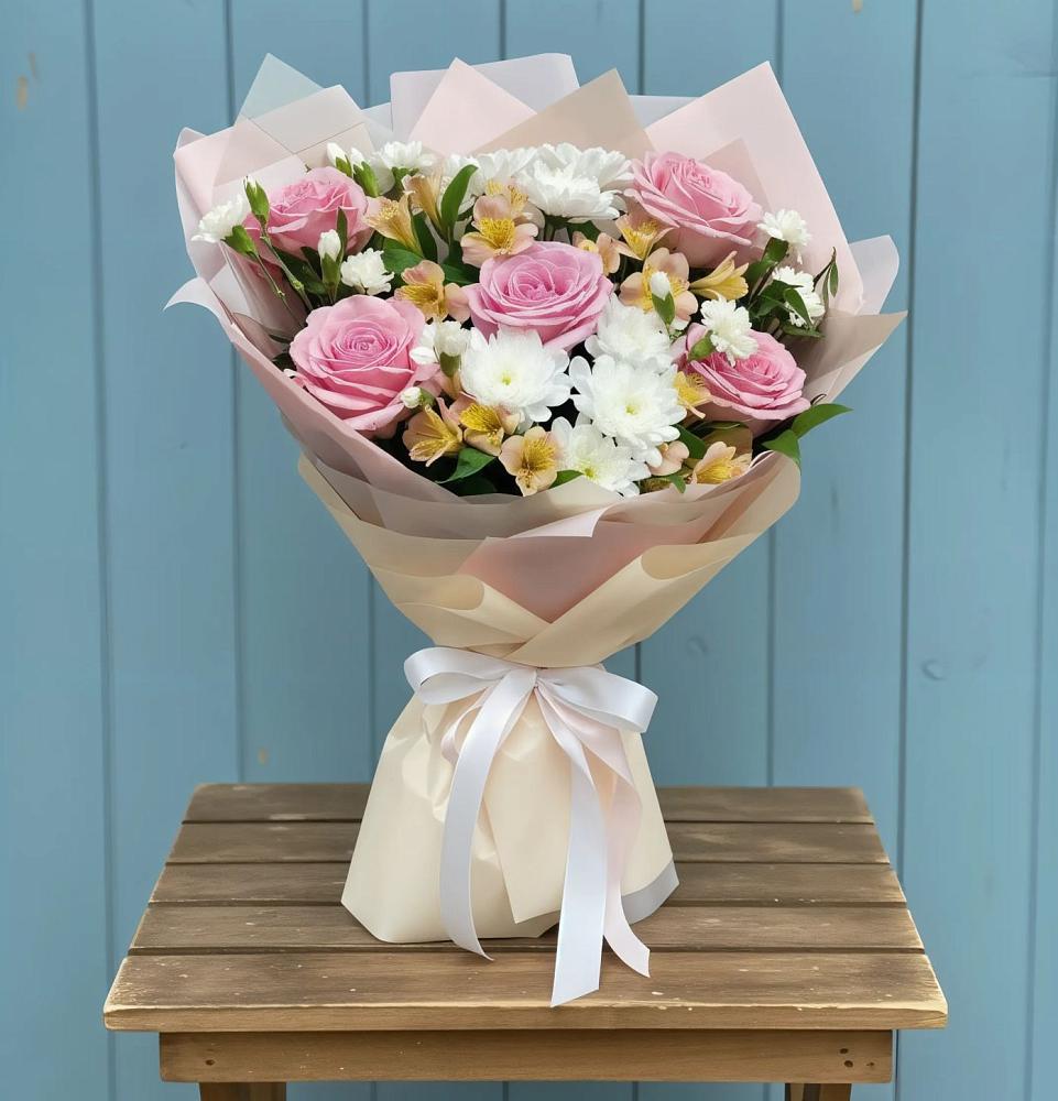 Букет цветов из: Гвоздики, Орхидеи и Розы в Коммаяке