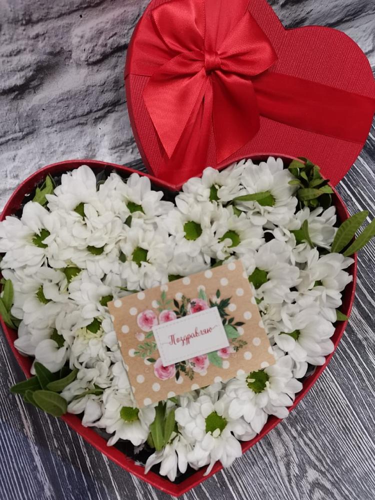 Цветочная композиция из Хризантемы в виде сердца в Коммаяке