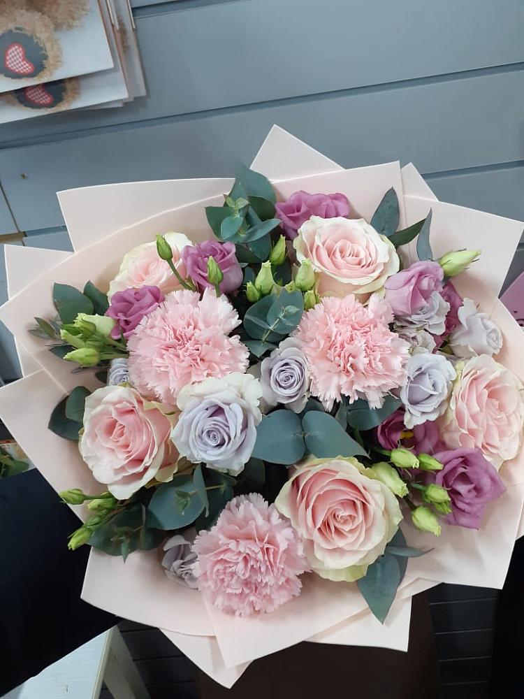 Букет цветов из: Розы, Гвоздики и Лизиантусы в Коммаяке