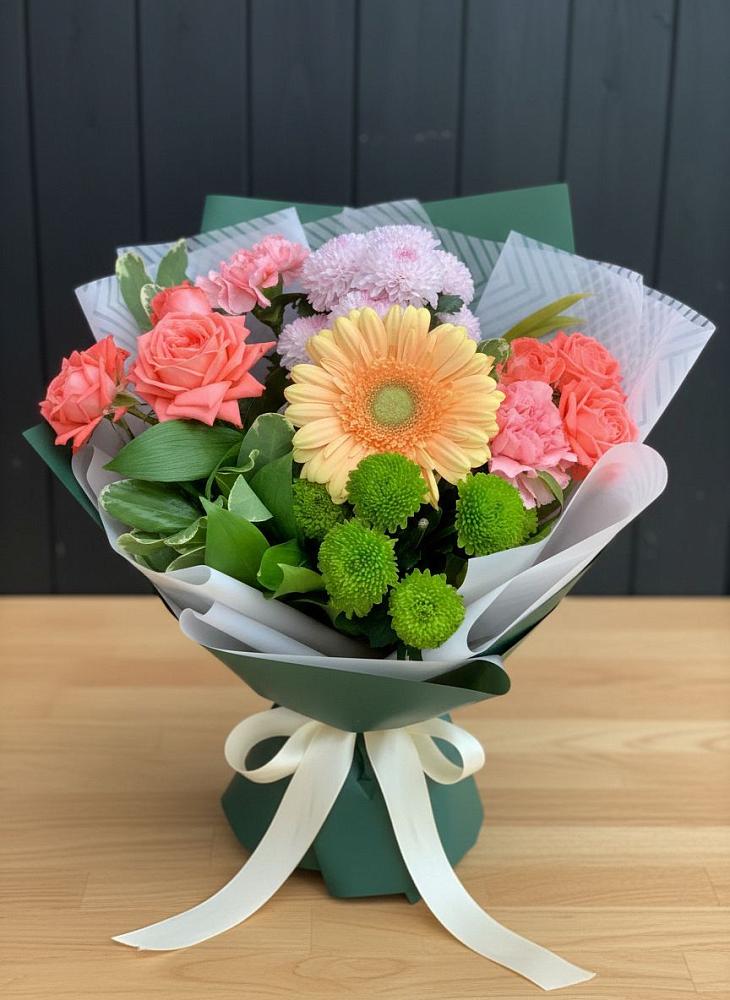 Букет цветов из: Гвоздики, Розы, Герберы и Хризантемы в Коммаяке