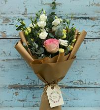 Букет цветов из:  Розы и Лизиантусы в Коммаяке