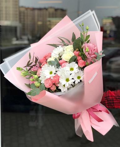Букет цветов из: Розы, Лизиантусы и Хризантемы в Коммаяке