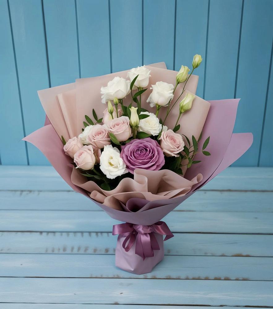 Букет цветов из: Розы и Лизиантусы в Коммаяке